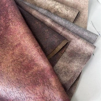 Zamatová reliéfna pohovka